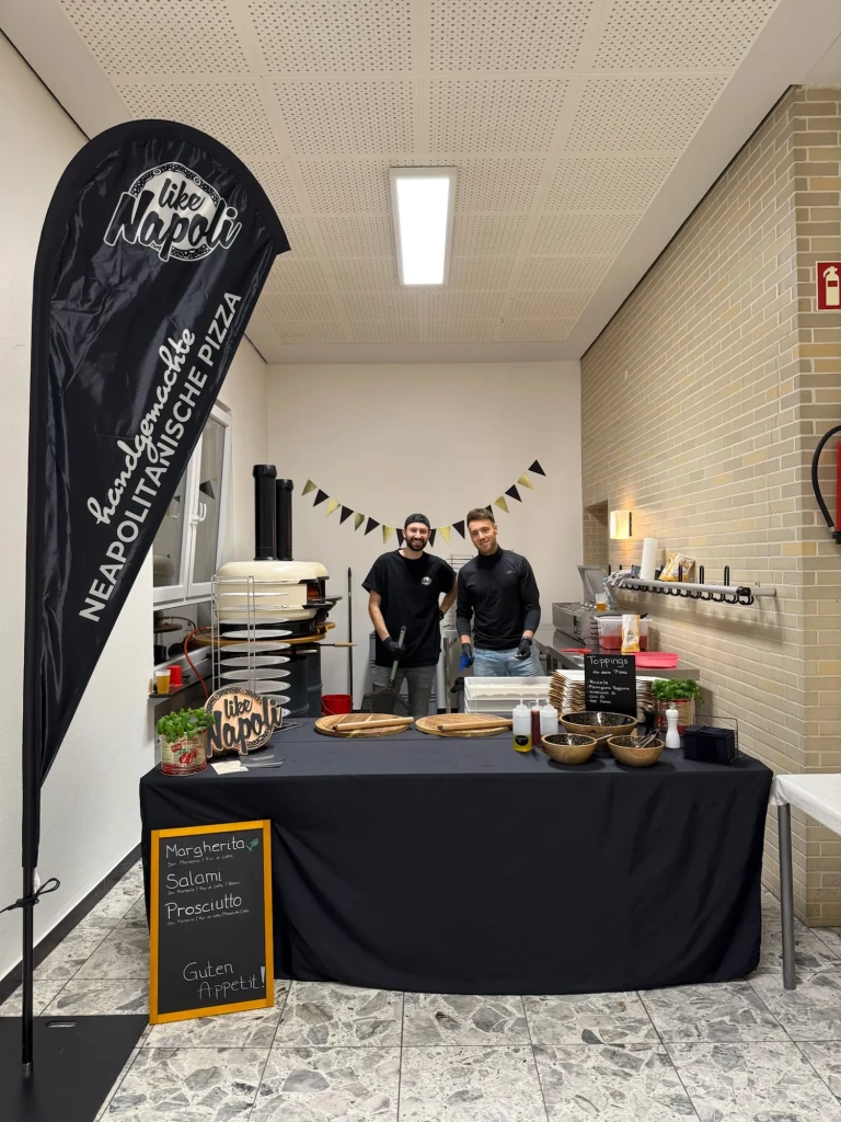 Das Like-Napoli-Team hinter dem Buffet – Pizza-Catering indoor bei einer winterlichen Geburtstagsfeier
