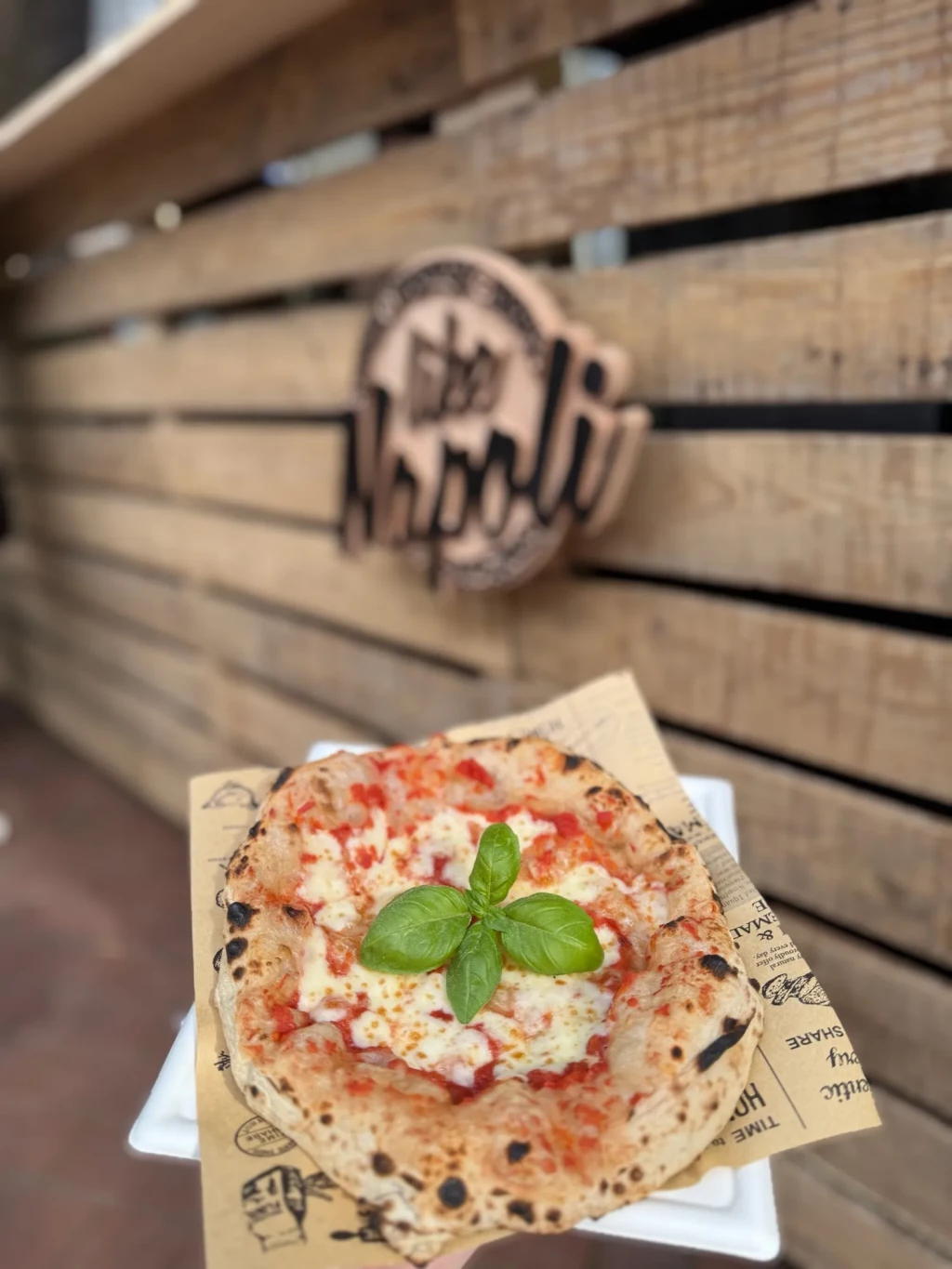 Pizza Margherita mit frischem Basilikum vor der Palettentheke beim Stadtfest 825 Jahre Wennigsen