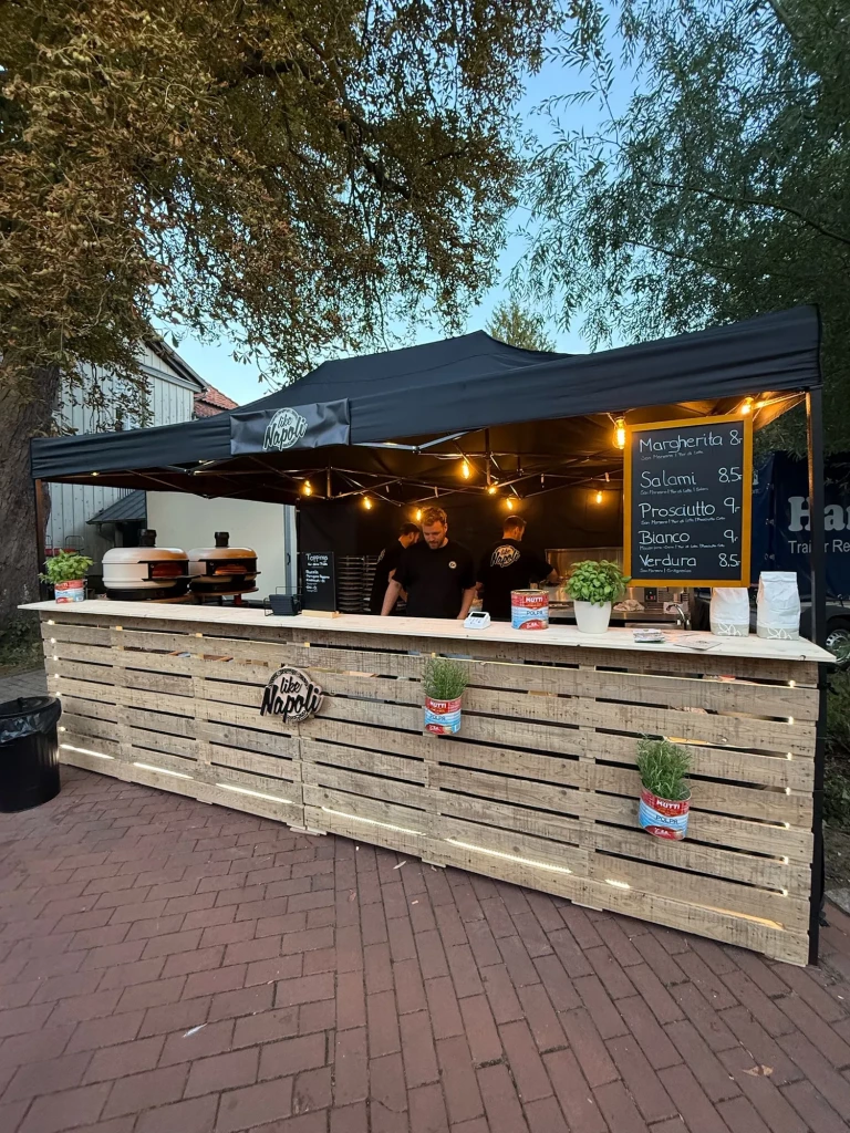 Der Like-Napoli-Pizzastand mit Palettentheke, Pavillon und Sortentafel beim Stadtfest in Wennigsen