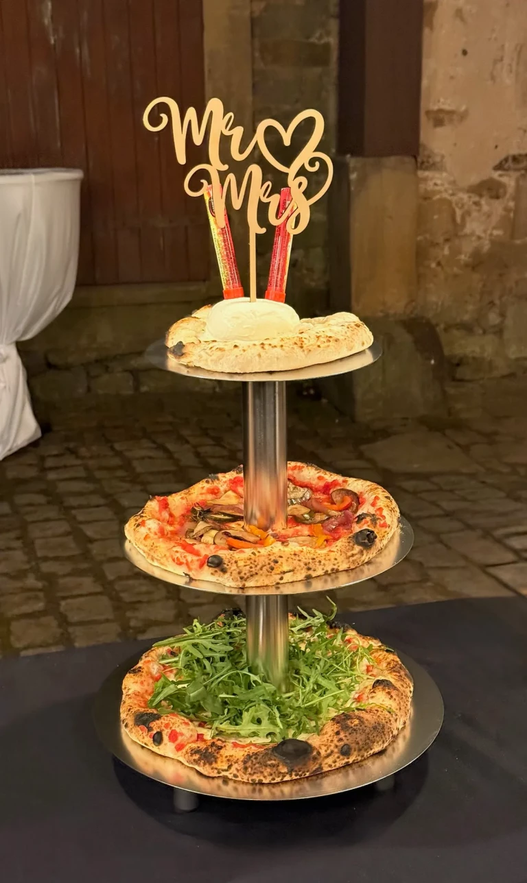 Pizza-Etagere mit Mr-&-Mrs-Schriftzug – die Hochzeitstorte aus Pizza
